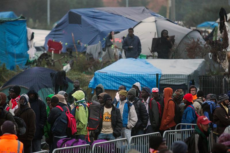 Resultado de imagen de Inmigrantes hacinados en campamentos en toda Europa