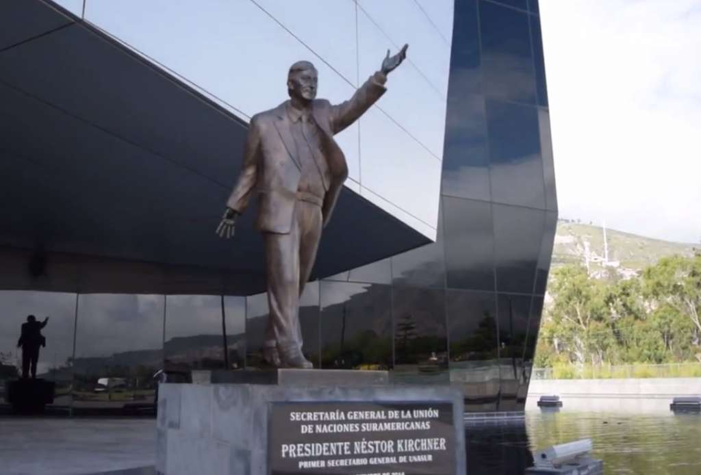 Resultado de imagen para estatua nestor kirchner unasur