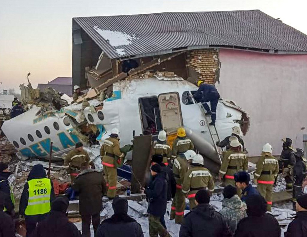 Resultado de imagen para 15 muertos al estrellarse un avión en Kazajistán