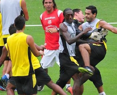 Resultado de imagen para âPUÃETIZAâ EN ENTRENAMIENTO DE BARCELONA SC