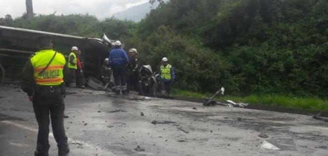 Un Muerto Y Once Heridos En Accidente De Bus En Machachi Ecuavisa